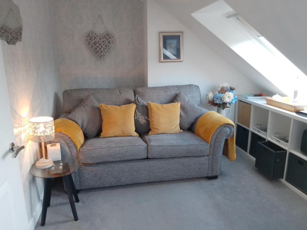 Village Life- Private Attic Suite - Living Room, Bedroom And Bathroom Newtown St Boswells Kültér fotó